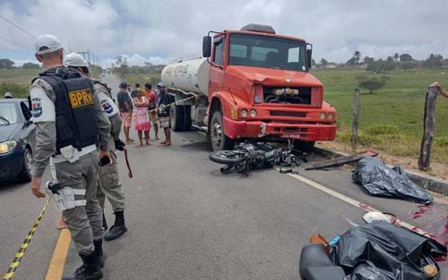 Casal morre após colisão entre caminhão e moto na AL-115