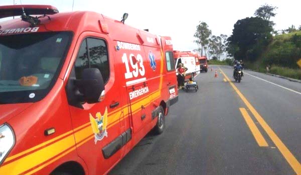 Carreta capota na rodovia BR-104, em São José da Laje, e deixa um morto e dois feridos
