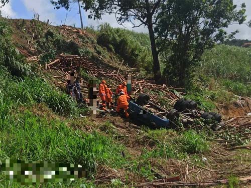 Vítima fica presa às ferragens após caminhão tombar na BR 104