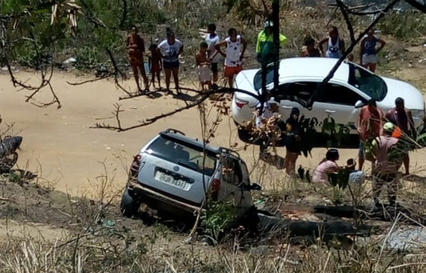Carro cai em ribanceira na Leste Oeste e bombeiros evitam incêndio