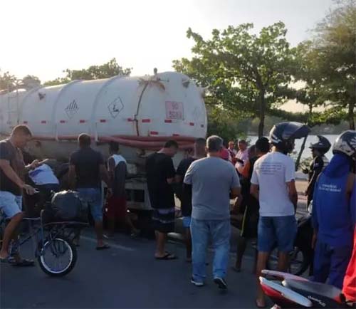 Motociclista tem corpo destroçado por caminhão após colisão na orla lagunar