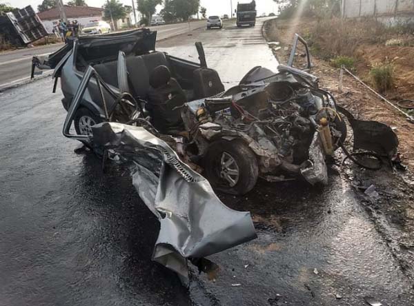 Fiat Uno fica destruído em grave acidente em Limoeiro de Anadia