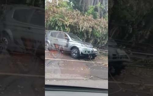 Condutora é resgatada após bater e derrubar poste com fios de alta tensão