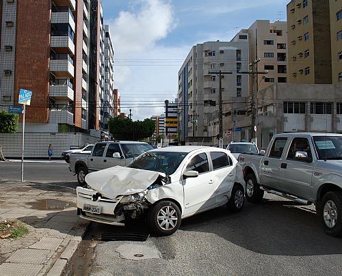 Colisão provoca capotamento na Ponta Verde; 2 pessoas ficam feridas