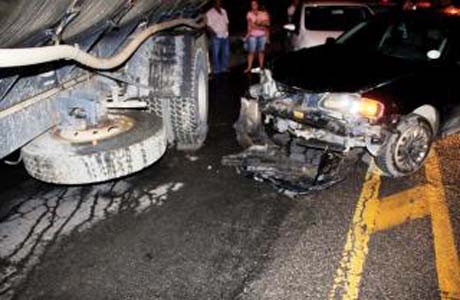 Caminhão-pipa perde força em subida, desce e causa leve acidente