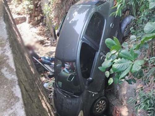 Motorista é resgatado por Bombeiros após carro cair em córrego na Ladeira Geraldo Melo