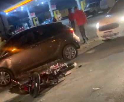 Populares levantam carro para resgatar vítima que ficou presa sob veículo; veja vídeo
