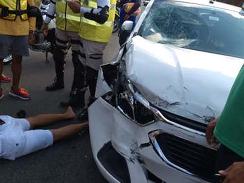 Colisão entre motocicleta e táxi deixa homem gravemente ferido na Leste-Oeste