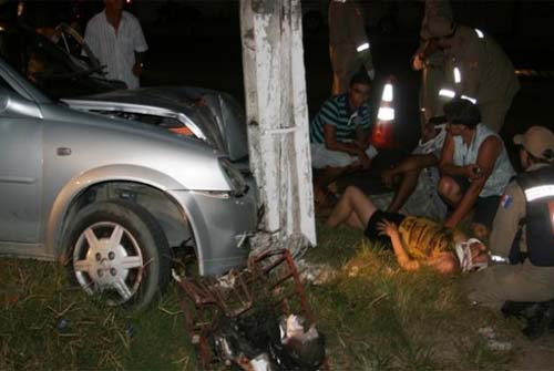 Condutor perde controle de veículo que colide em poste