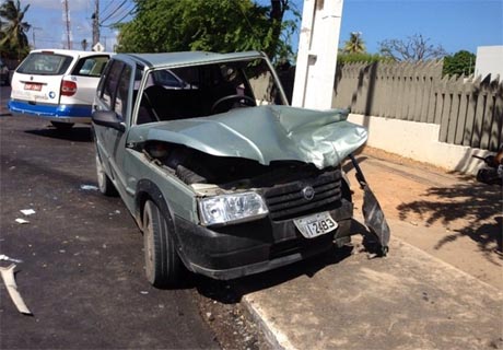 Homem fica preso às ferragens após colisão entre dois carros em Maceió