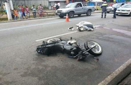 Motoqueiro tem cabeça esmagada por carreta na Durval de Góes Monteiro