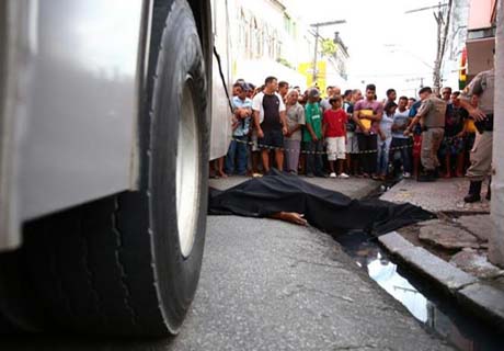 Mulher tem cabeça esmagada após ser atropelada por ônibus em Maceió