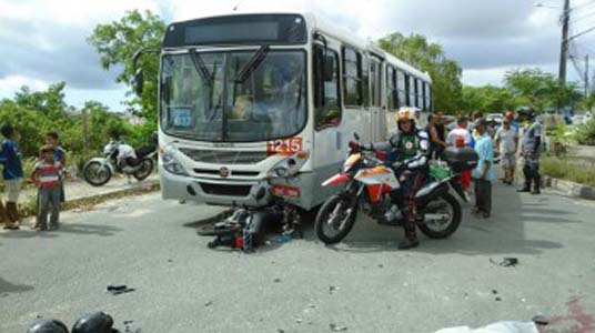 Um morre e outro fica ferido em acidente entre cinquentinha e ônibus