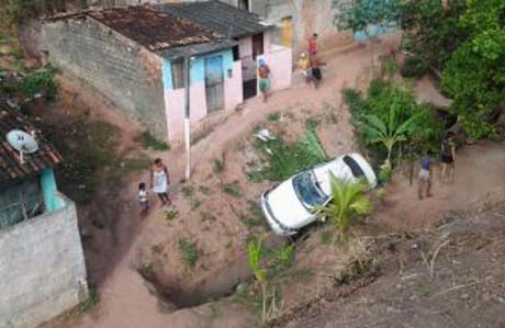 Táxi perde controle em ladeira, capota e cai em grota na Chã da Jaqueira