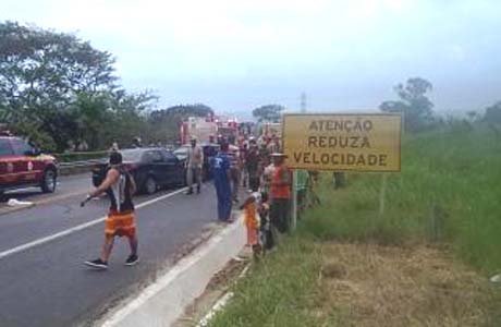 Acidente entre ônibus intermunicipal e moto deixa um morto na BR-316
