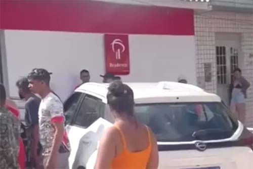 Carro invade calçada e atropela adolescente em Maragogi