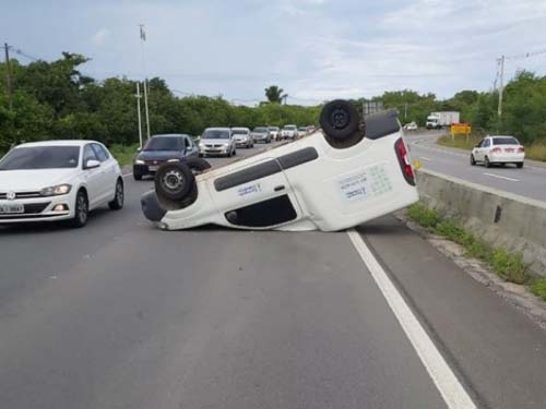 Carro capota e bloqueia parte de faixa na AL-101 Sul, em Marechal Deodoro