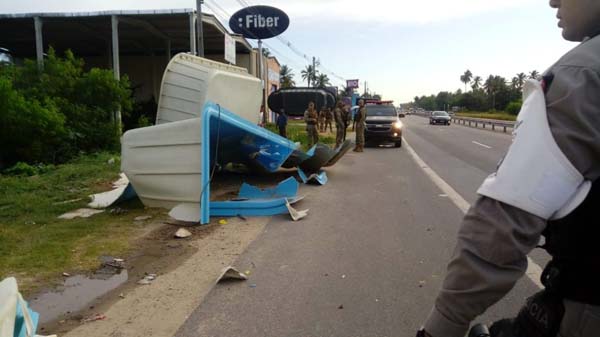 Veículo sai da pista e colide com piscinas expostas em loja às margens da AL 101 Sul