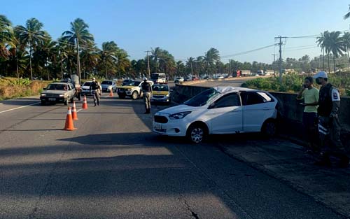 Condutor perde controle de veículo em curva e capota na AL-101 Sul em Marechal Deodoro