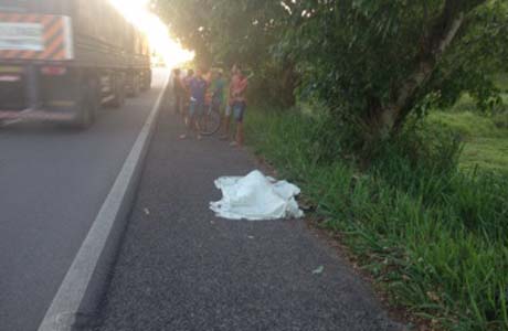 Morador de rua morre atropelado na BR-316 em Maribondo