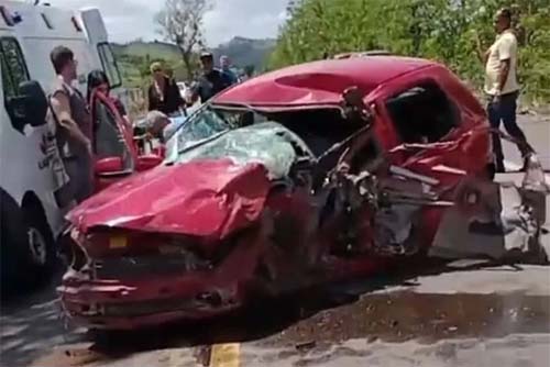 Homem morre e mulher fica ferida em colisão entre veículo de passeio e árvore, na BR-316