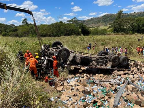 Caminhão tomba e deixa um morto e dois feridos