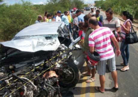 Três alagoanos morrem em grave acidente com carro em Canindé de São Francisco 