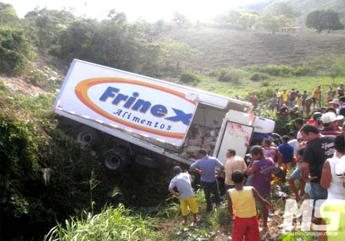 Caminhão baú fica sem freios e cai de ponte na entrada da cidade de Mata Grande 