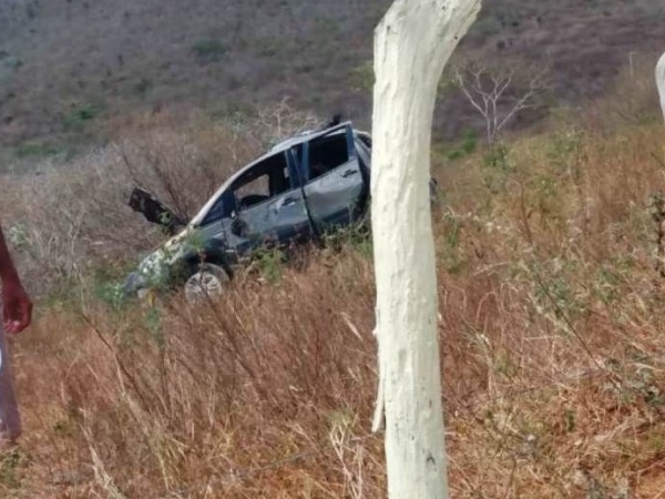 Veículo capota e três mulheres ficam gravemente feridas em Mata Grande