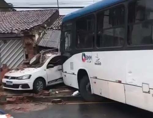 Quinze pessoas ficam feridas em acidente entre ônibus na parte alta de Maceió