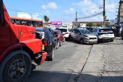Engavetamento entre 10 veículos deixa trânsito caótico na Ladeira Geraldo Melo