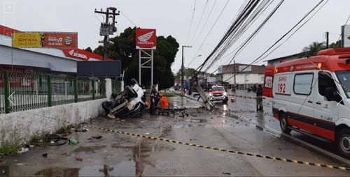 Homem é arremessado para fora de veículo após capotar com carro e derrubar poste