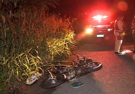 Moto colide com carreta no município de Messias e deixa duas pessoas feridas