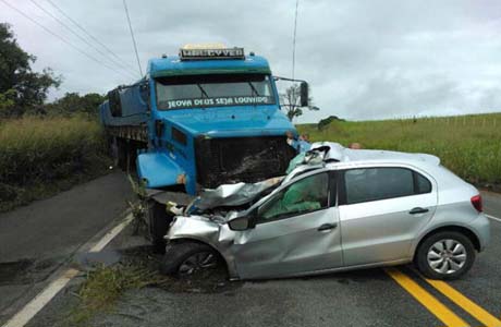 Colisão entre carro de passeio e carreta deixa um morto na BR-101 
