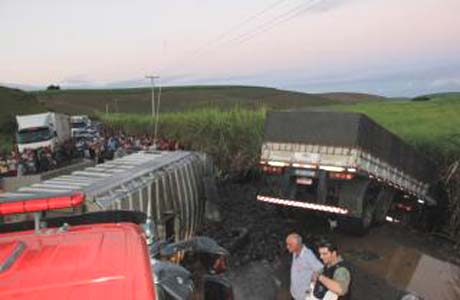 Colisão entre carreta e ônibus deixa trecho da BR-101 interditado em Messias
