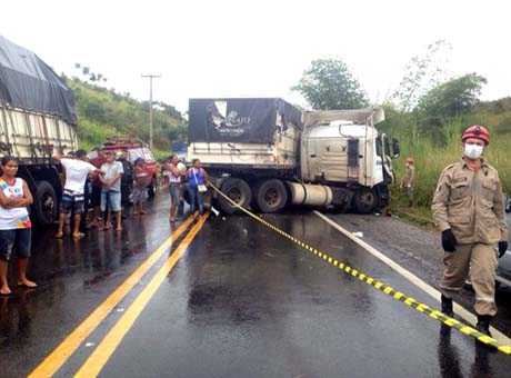 Acidente entre carretas deixa duas pessoas feridas na BR-101 em AL
