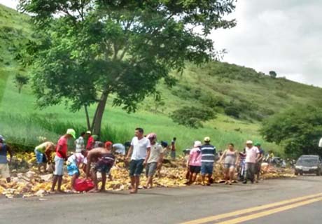 Caminhão carregado de cerveja em lata tomba e população saqueia a carga