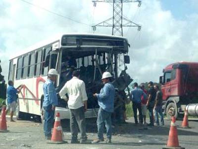 Condutor de ônibus fica ferido após colisão na BR-101, em Messias