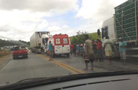 Colisão frontal deixa condutor ferido na BR 101 em Messias