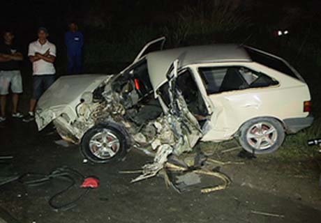 Colisão entre carro de passeio e carreta deixa um morto na BR-101