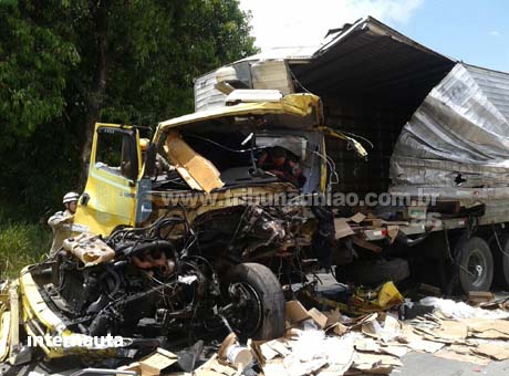 Caminhoneiro sobra em curva, colide com carreta e morre na BR-101 em Messias