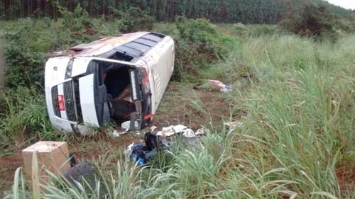 Micro-ônibus de Olho d'agua das Flores sofre acidente e mata duas pessoas no norte de Minas Gerais