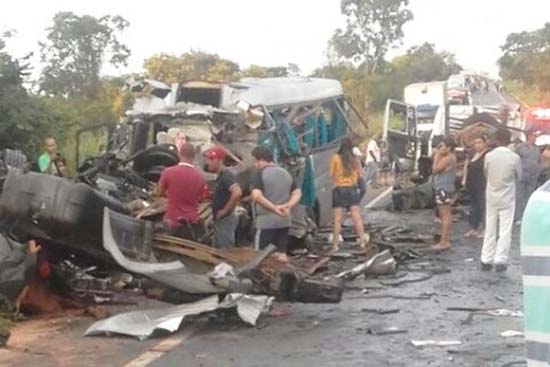 Acidente entre carretas, van e micro-ônibus mata 9 pessoas em Minas