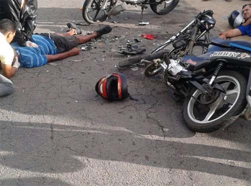 Um morre e três ficam feridos após acidente entre motocicletas