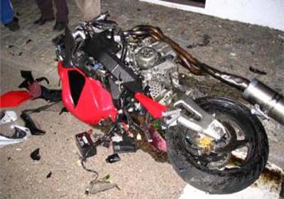Motociclista é jogado a 100 m em acidente e corpo fica desfigurado