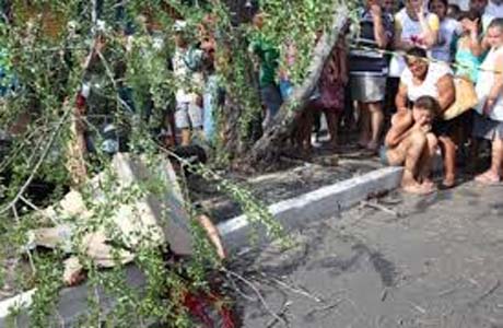 Motociclista colide em árvore e garupa morre na hora