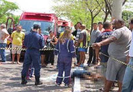 Motociclista morre após colidir contra árvore na Av. Leste-Oeste