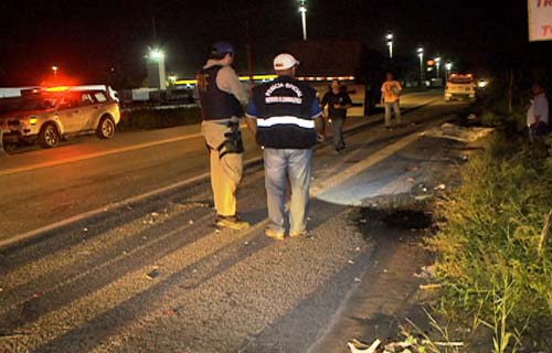 Caminhão colide com moto e condutor foge sem prestar socorro