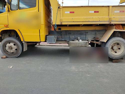 Motociclista morre após ser fechado por carro e atropelado por caminhão no Benedito Bentes