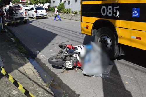 Motociclista morre após ser atingido por ônibus escolar no bairro do Farol